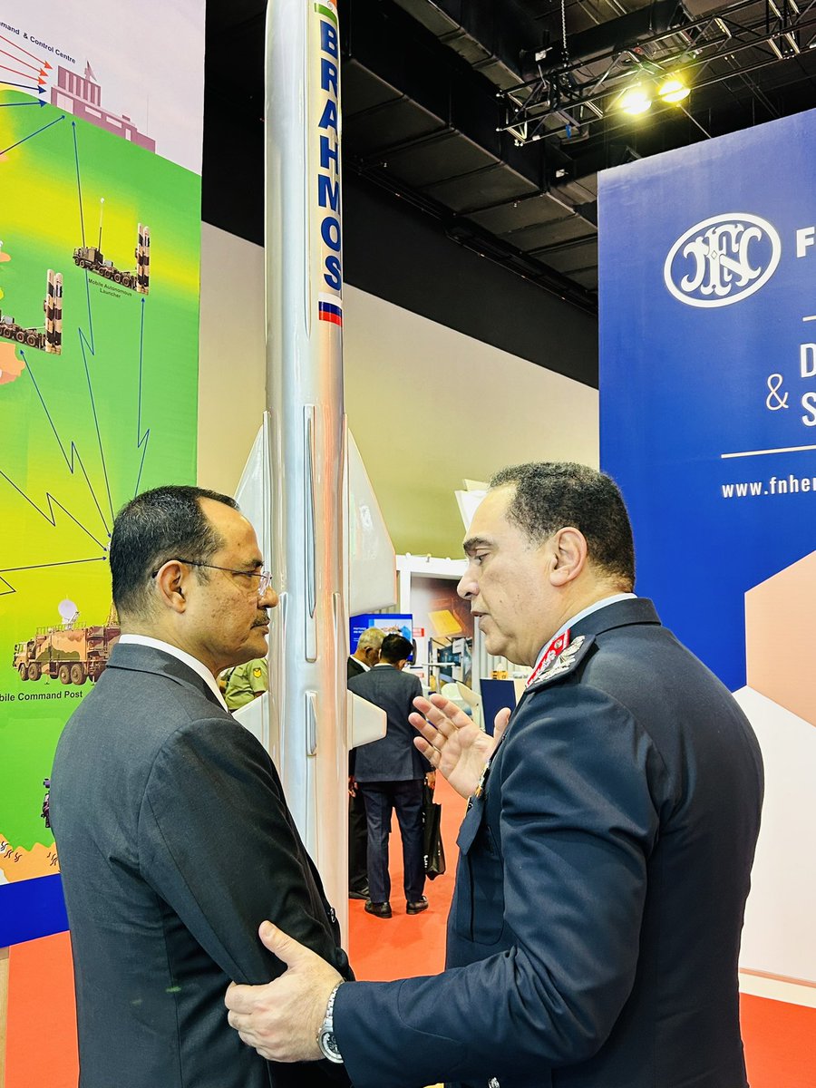 BrahMosMissile's tweet image. Lieutenant General Mahmoud Foaad Abd El-Gawad, Commander of the @egairforce 🇪🇬, visited #BrahMos pavilion at @DSAMalaysia, #MITEC, #KualaLumpur 🇲🇾. The Commander was briefed about the advantages of the @BrahMosMissile.

#DSA2024 #DSANATSECAsia

@PMOIndia @DefenceMinIndia @hcikl…