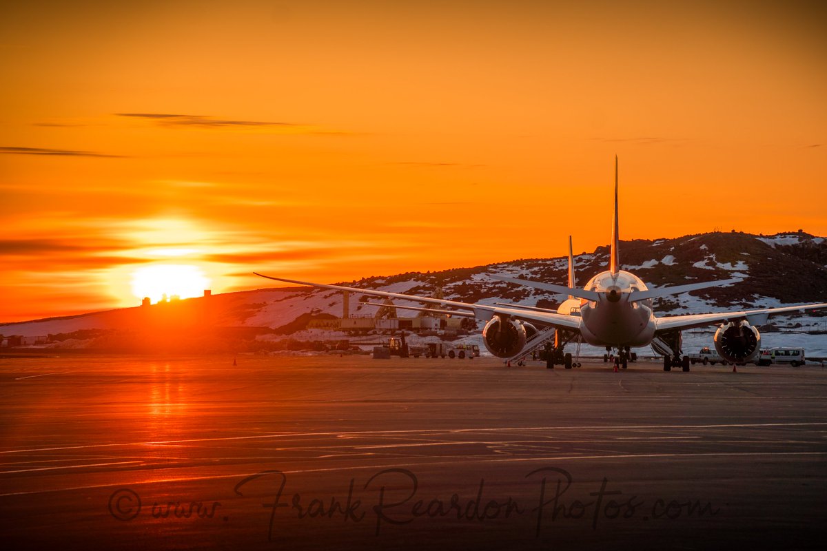 Sunset with the Boeing 777-328(ER) & Boeing 787-9 Dreamliner from @AirFrance here in #Iqaluit #Nunavut MAY.7.2024 #B77W #FGSQT #FHRBB #YFBSpotters #ShareYourWeather #AF338 'Good night everyone'