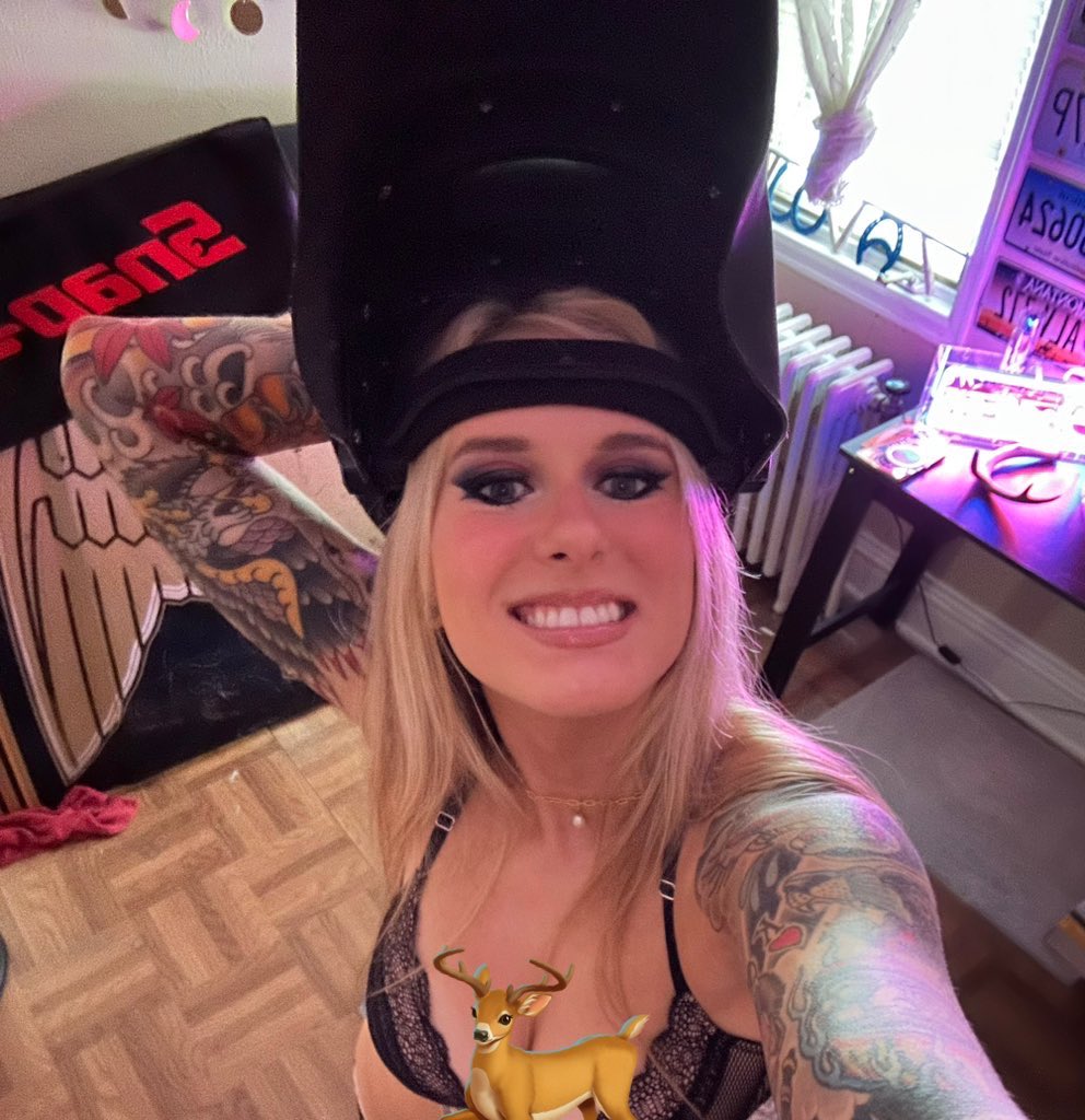 alexxxisxj96926's tweet photo. Hi everyone, my name is Alexis. I am a 24 year old welder/mechanic. I collect old trucks, taxidermy, and license plates. I run a small farm by myself and own it with no debt. I’m also a college graduate and a chubby lover in my personal life. Please comment if I’m your type 😎 https://t.co/GGZ2jAzWKZ