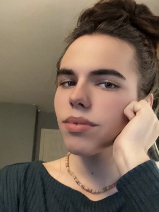 Would you rather be alone in the woods with me or a bear? https://t.co/eQxy7raYWG