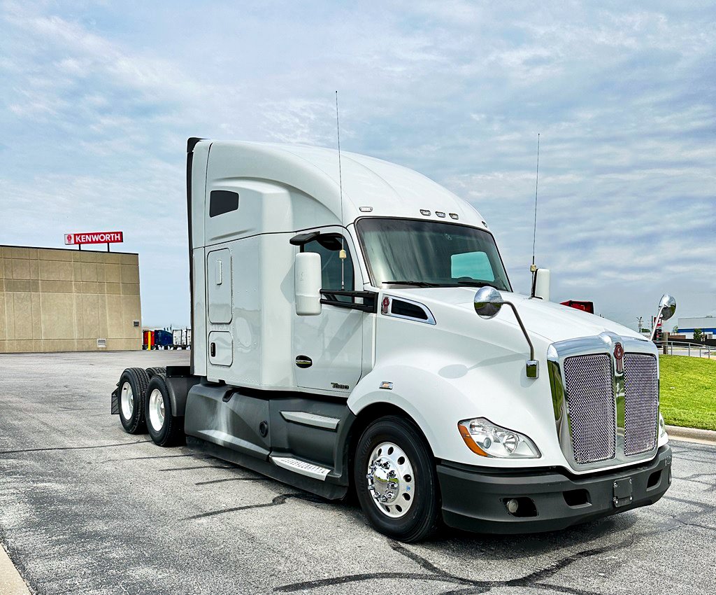 Check out this 2020 #Kenworth T680! Equipped with a Cummins X15 engine, 12 speed auto transmission & 76 inch raised roof sleeper. Find more truck details here >> bit.ly/44wNVIq