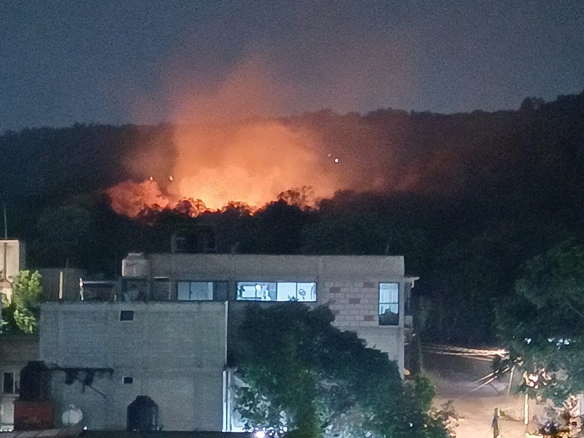 Cryptos1234's tweet photo. @TlalpanVecinos @Bomberos_CDMX  incendio en Tlalpan, en el campo Mixteco, la foto es tomada desde la colonia tlalmille. https://t.co/Pu9sxysCTD