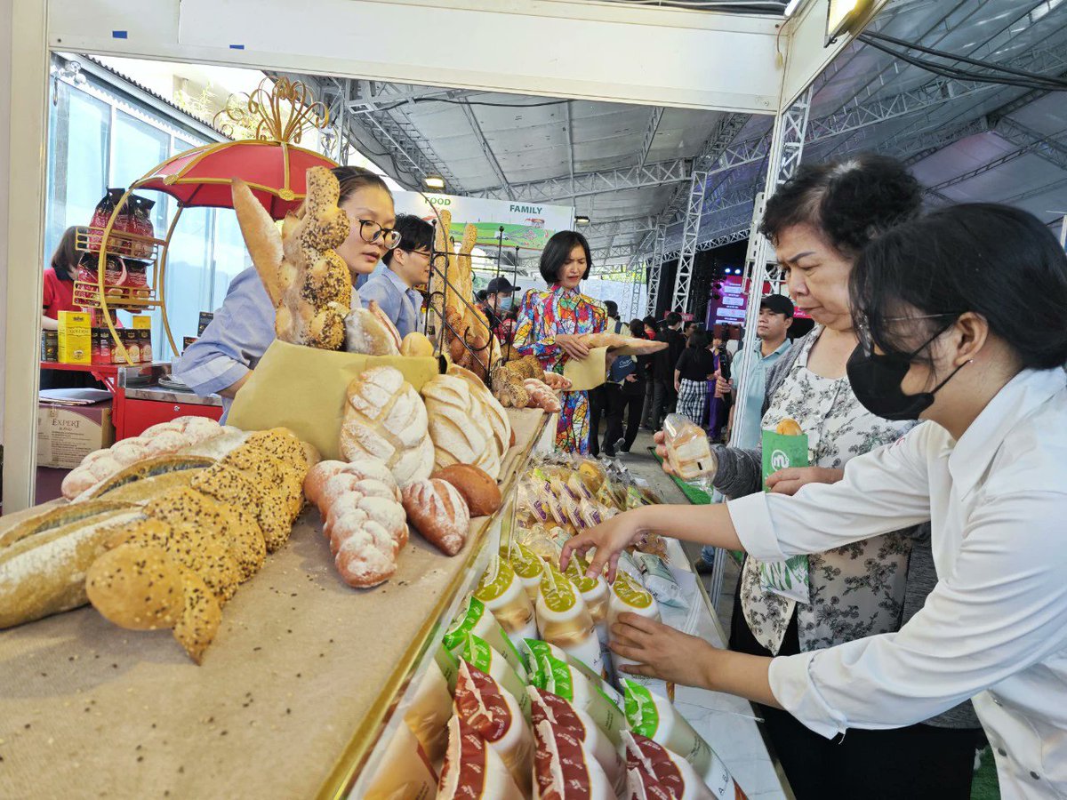 thietkebooth's tweet photo. Thưởng thức đa dạng các loại bánh mì từ khắp mọi miền Tổ quốc
Thời gian: 17 - 19/5/2024 Địa điểm: Công viên Lê Văn Tám, TP. Hồ Chí Minh
https://t.co/ckR8JTyjdF
#LễhộiBánhmìViệtNam #ẨmthựcViệtNam #Bánhmì #SàiGòn https://t.co/UFXATvRtoE