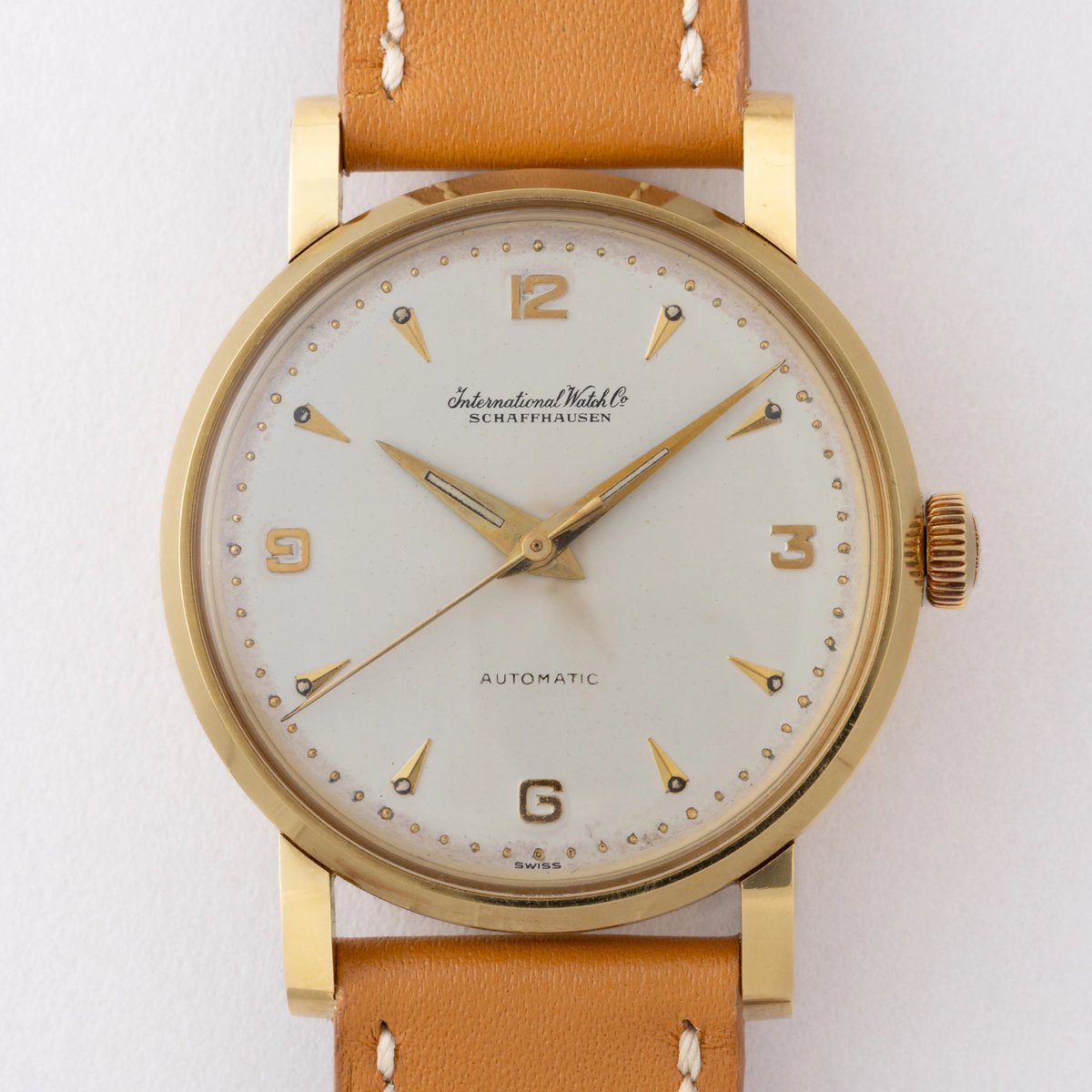 firekids1995's tweet photo. IWCのラウンドモデル 1957年製 BOX、ギャラ付きです🙋
ダイヤルはクサビとアラビアインデックスにパールドットのミニッツ、筆記体表記のメーカー名とクラシカルな印象です✨
ケースは18KYGで、小傷はあるものの目立つ傷はございません👍
紹介した時計
■ モデル名:#ラウンドケース #Roundcase
■ ブランド:#インターナショナルウォッチカンパニー#IWC
■製造年代:#1957年製
■ムーヴメント:#自動巻き #Cal852
■商品ID:FK004160
■在庫店舗:横浜本店
※売り切れの場合もございますので、店舗へお問い合わせいただくか、オンラインストアにてご確認のほどお願いいたします。