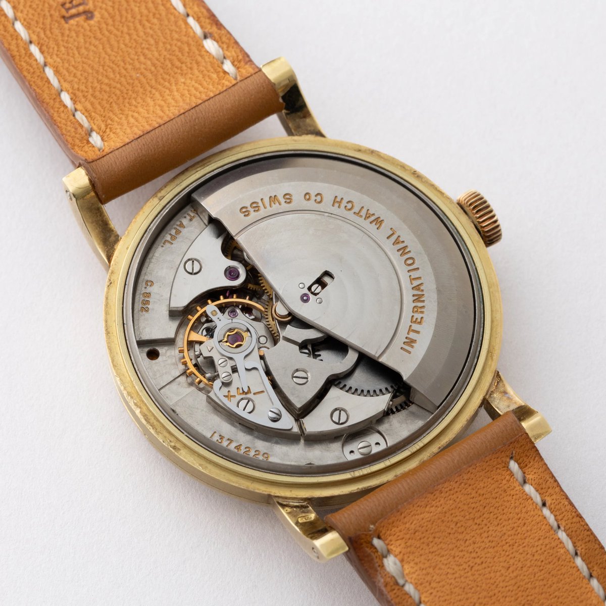 firekids1995's tweet photo. IWCのラウンドモデル 1957年製 BOX、ギャラ付きです🙋
ダイヤルはクサビとアラビアインデックスにパールドットのミニッツ、筆記体表記のメーカー名とクラシカルな印象です✨
ケースは18KYGで、小傷はあるものの目立つ傷はございません👍
紹介した時計
■ モデル名:#ラウンドケース #Roundcase
■ ブランド:#インターナショナルウォッチカンパニー#IWC
■製造年代:#1957年製
■ムーヴメント:#自動巻き #Cal852
■商品ID:FK004160
■在庫店舗:横浜本店
※売り切れの場合もございますので、店舗へお問い合わせいただくか、オンラインストアにてご確認のほどお願いいたします。