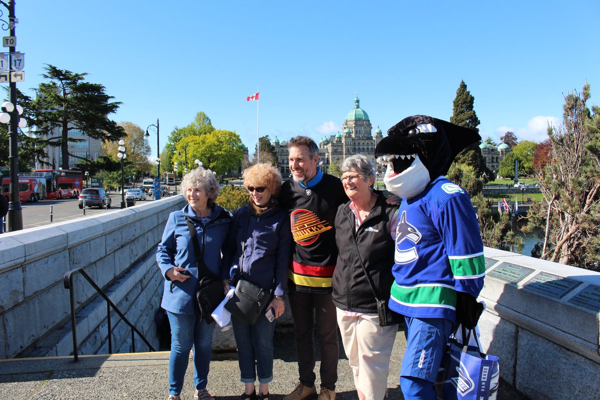 Towel power takes Victoria! 💚💙 Kirk and Fin hit the harbour today to hype up fans for Round 2, one towel at a time. Thanks for all the love, Canucks fans!