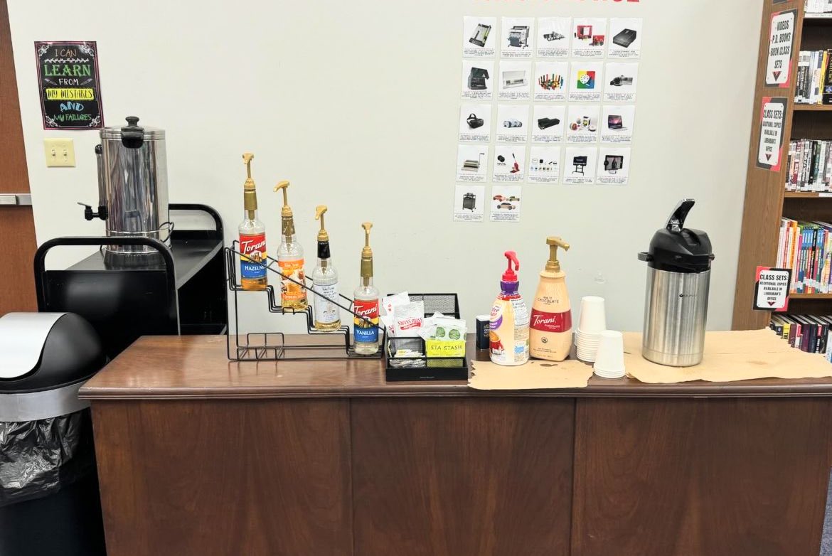rushvillekey's tweet photo. We were so grateful to be able to pass out donuts and coffee for our WONDERFUL teachers and staff at RCHS! We appreciate all you do more than you know! https://t.co/FO0Mt9ZQBG