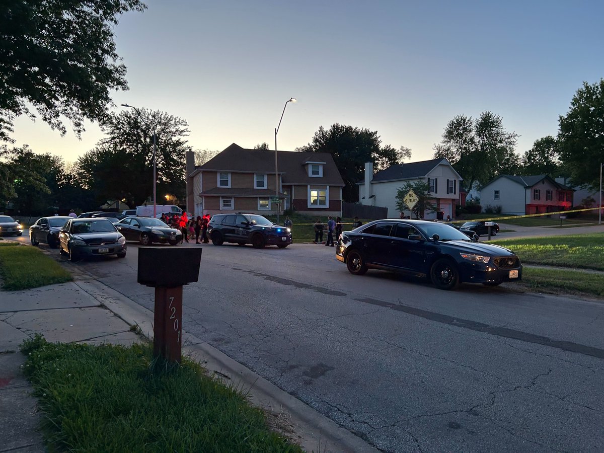UPDATE | A man died and a teen and a woman were critically injured in a shooting in south Kansas City, Missouri, on Tuesday night, police said: kshb.com/news/crime/pol…