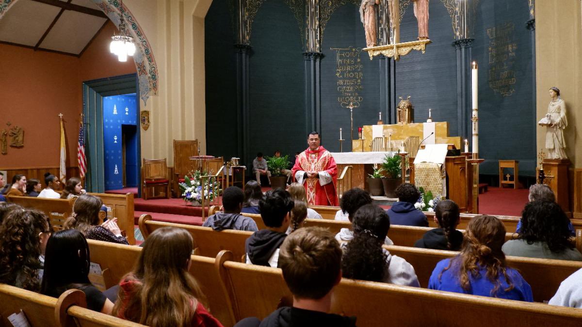 This past Friday, AC students attended Mass in honor of the First Friday of May ✝️ #WeAreAC #RCAB #OneCommunityOneSchool #RigorousCurriculum #FaithBased #CatholicSchool #AlwaysLearning #CatholicEducation #LoveThyNeighbor #Arlington #LoveAndServe #ArlingtonMA #WalkHumblyWithGod