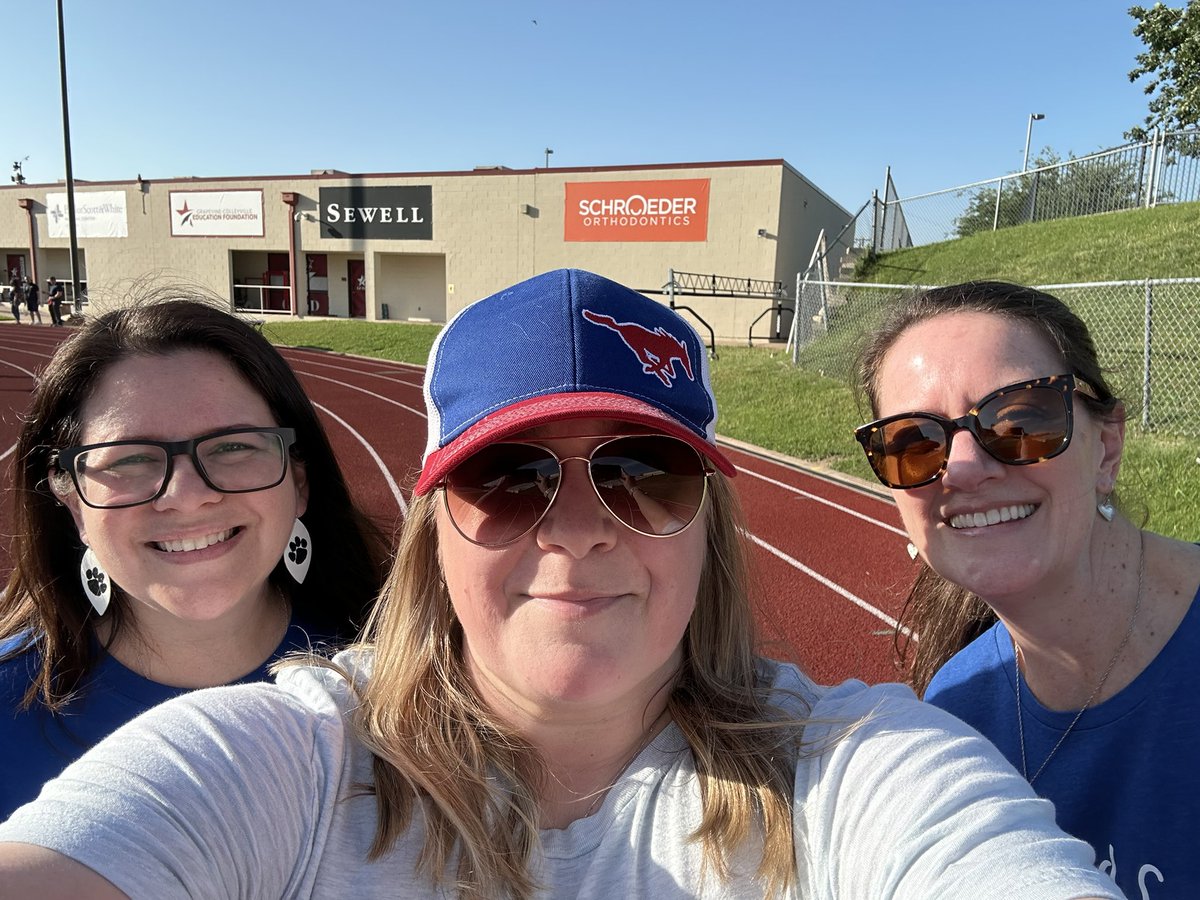 Walking a mile with @mrswilliamstes and @MarcyDages  #WeAreGCISD #TESLeads @TimberlineNews