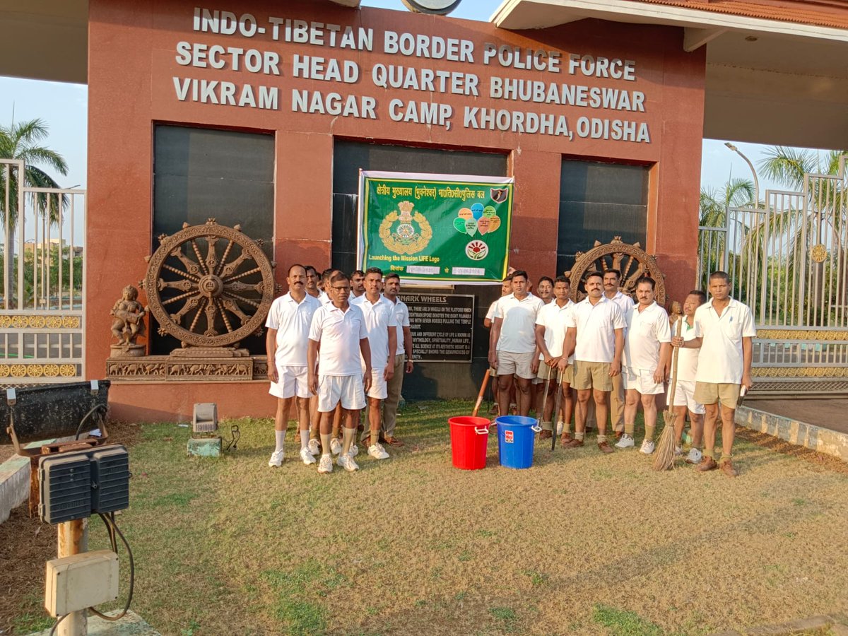 Meri Life…

Under the aegis of Mission lifestyle for environment, a cleanliness drive conducted by the Himveers of SHQ (BBSR), Khordha (Odisha) in the vicinity of the campus.  
#ITBP
#Himveers
#Lifestyleforenvironment