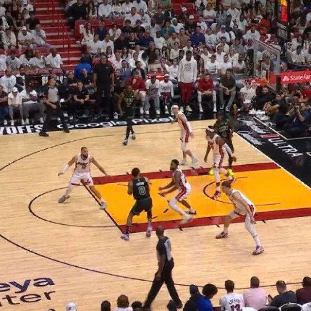Alexzachary305's tweet photo. I know all these kids on Twitter would rather he yelled “Kobe” and took a triple teamed shot here. But that’s why we’re winning every game by 20+, because he makes the right basketball play, and has really good teammates. And that’s why we’re going to win the championship https://t.co/wLiBqdkUlG