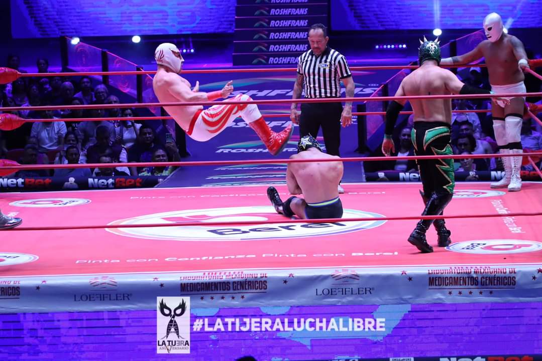 Espectacular y de grandes lances la segunda lucha en la #MexicoCatedral, en la que la tercia de #Robin, #Electrico y el musculoso #Astral dejan en la lona a #Inquisidor, #EnfermeroJr y #SangreImperial para llevarse el triunfo a casa y hacen explotar a la afición del #CMLL…