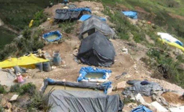 Una tragedia vuelve a evidenciar los estragos de la minería ilegal. Elver Llaxa Vásquez, un joven de 24 años, perdió la vida en una mina informal. Un trágico hecho ocurrió en Tandayoc, distrito de Sorochuco, provincia de Celendín, región Cajamarca.