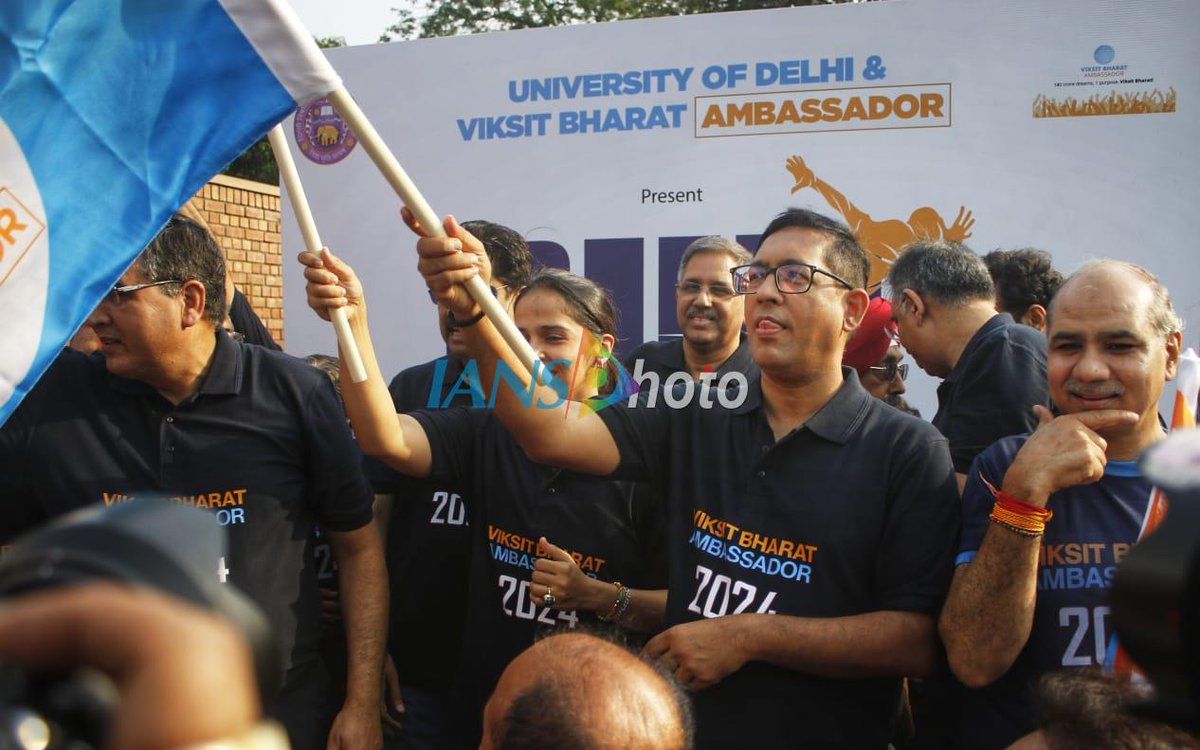 Delhi: Hitesh Jain, Vice President of BJP Mumbai Pradesh, along with Rajkummar Rao and Saina Nehwal, flagged off the 'Run for Viksit Bharat' event.
