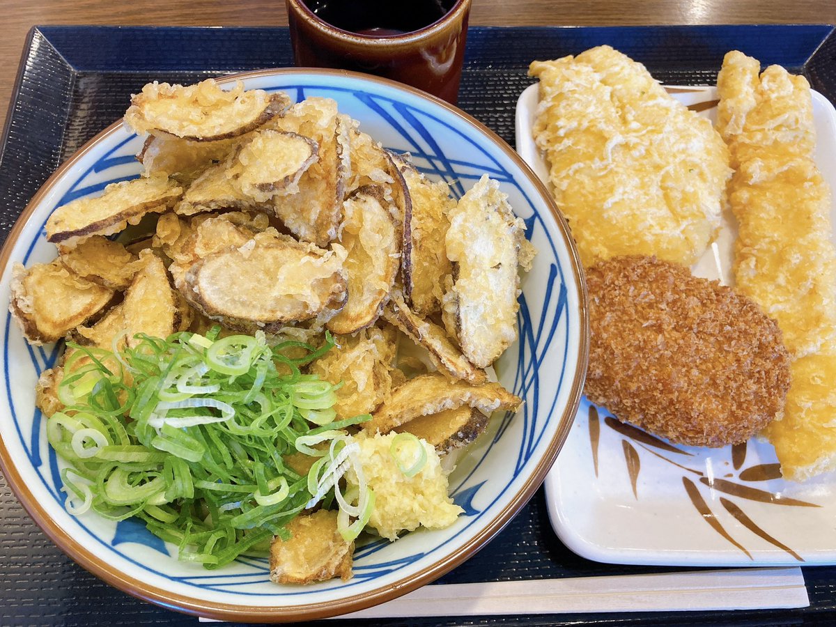 仕事は昼からなので丸亀製麺でお昼😋
そういえば九州で食べた九州限定ゴボ天うどんがめっちゃ美味しかったです👀揚げたてのゴボ天に冷たい麺が最高でした✨