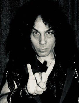 Do you watch? Do you see?
Do you know the people in me?
I'm the bite, I'm the bark, I'm the scream
I'm the poor, I'm the sure
I'm the holy, I'm the pure
I can tell you tales you just might not believe
One night in the city
#RonnieJamesDio #HeavyMetal #VivianCampbell #VinnyAppice