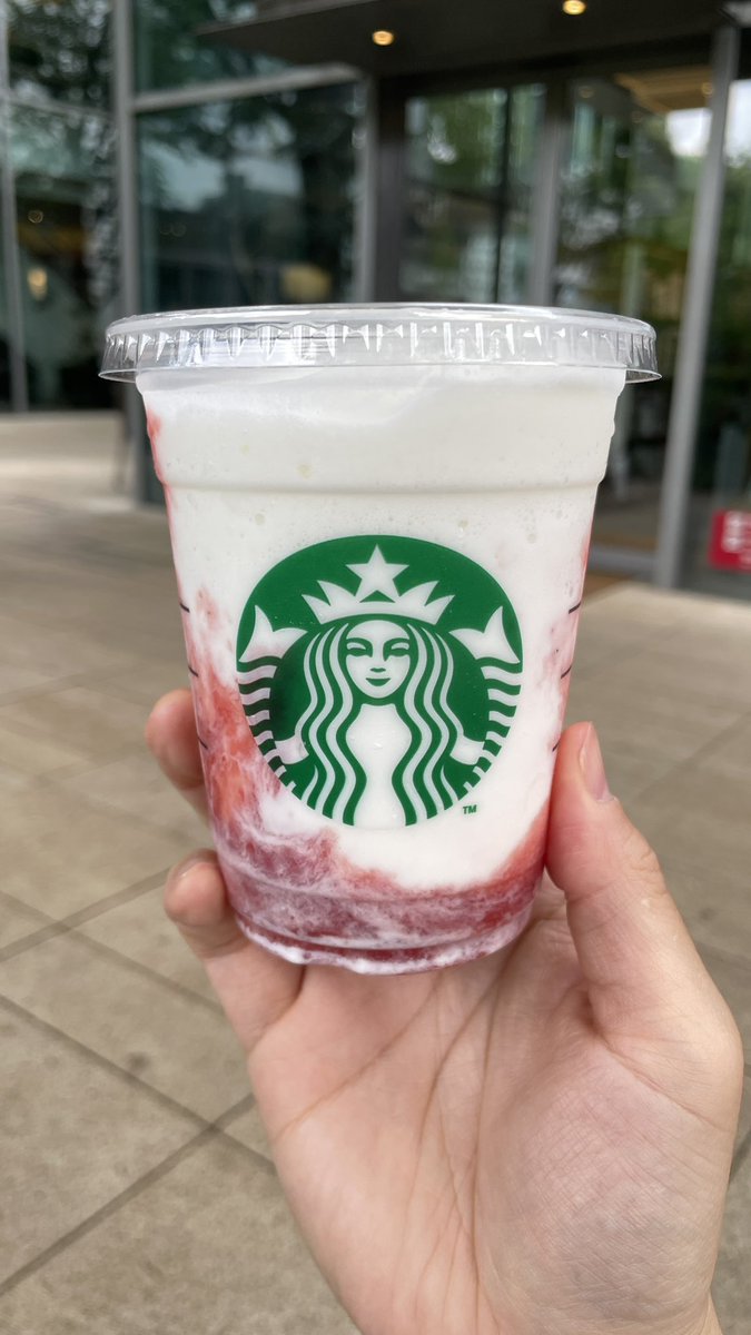 uryo1112's tweet photo. 今日発売のスタバ新作ストロベリーフラペチーノの最強いちごみるくカスタム

・ホイップなし
・ホワイトモカシロップ追加
・ブレベに変更

最高の激うまいちごみるく！
甘さもちょうど良い！
これは美味しすぎるから絶対飲んで！ https://t.co/ty1cZ3SJoa