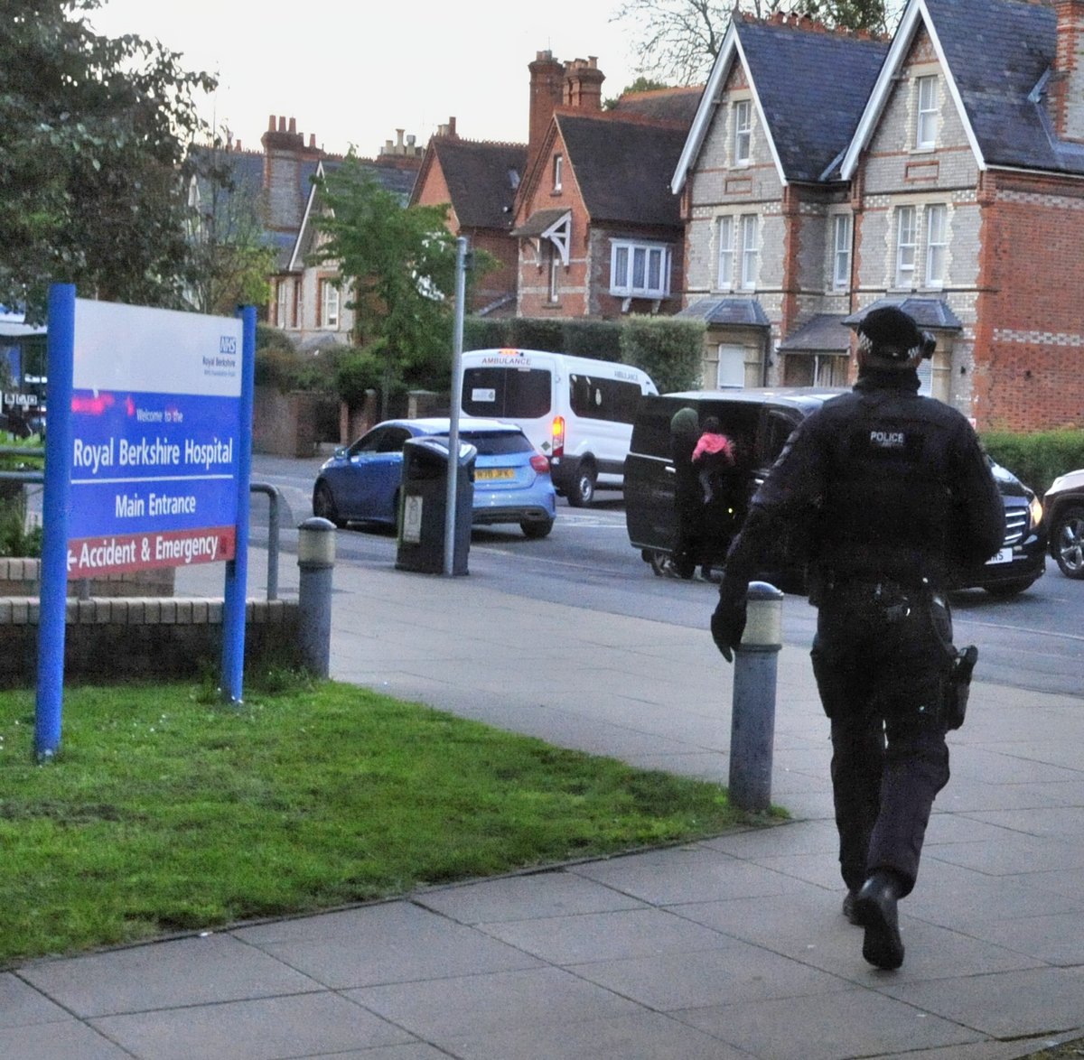 Armed police swoop of a Reading Hospital