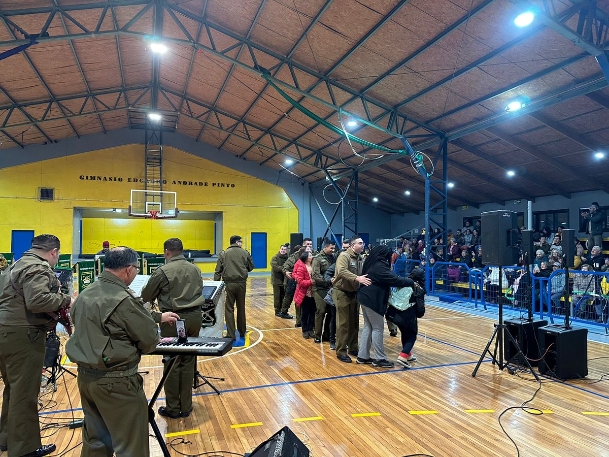 La Banda Instrumental de la Escuela de Suboficiales de Carabineros animó la noche en el Gimnasio Municipal de #Quellón haciendo bailar a los asistentes en la velada.
#CarabinerosDeTodos