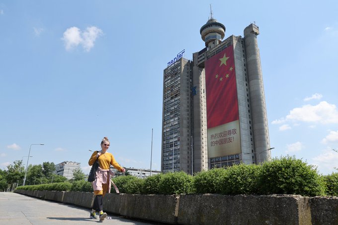 Meet Jilin
@suker11492117
A giant image of the Chinese flag and a slogan reading 'a warm welcome to our distinguished Chinese friends' are displayed on the Genex tower in Belgrade, the capital of Serbia, on May 5.
