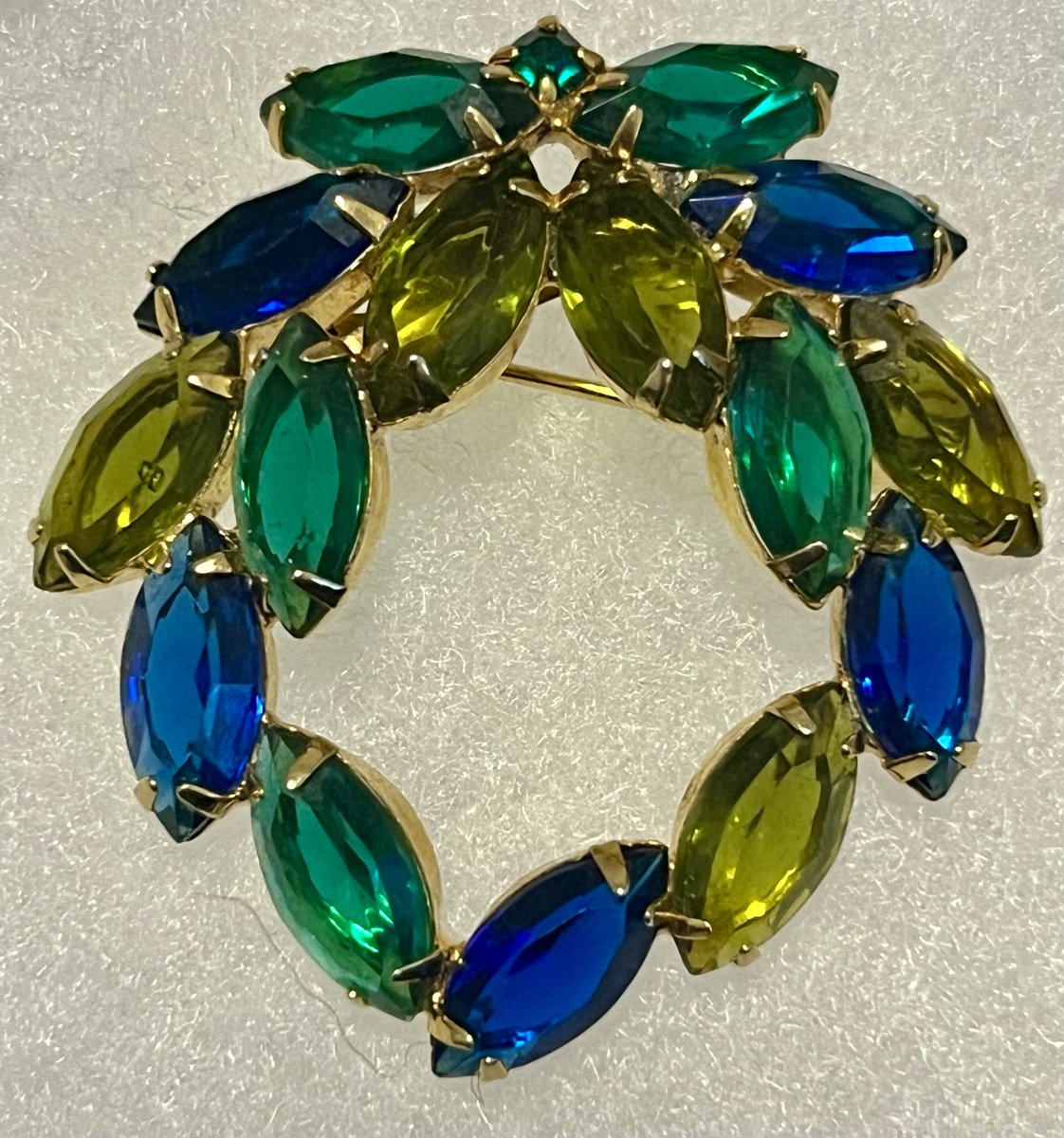 BEAUTIFUL #Midcentury Navette #RhinestoneBrooch Blue Green Wreath Gold Tone #LapelPin FREE SHIP 

#vintage50s #estatejewelry #rhinestonejewelry #vintagejewelry #brooches #vintagebrooch #giftsforher #collectibles #ebayfinds #jewelry #navette #brooch 

ebay.com/itm/2668016846…