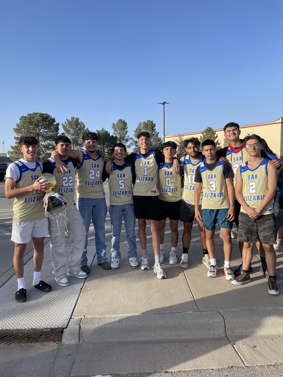 Our hoop family had a blast at the Parade of Champions! Thank you to the entire community for coming out and showing love and support! #BYT #CuidaddeOro #SanElizario @Agon9494 @Johnnytapia2005 @JeBarra22 @SanEliAthletics @TroyEnriquezSE @SanElizarioISD