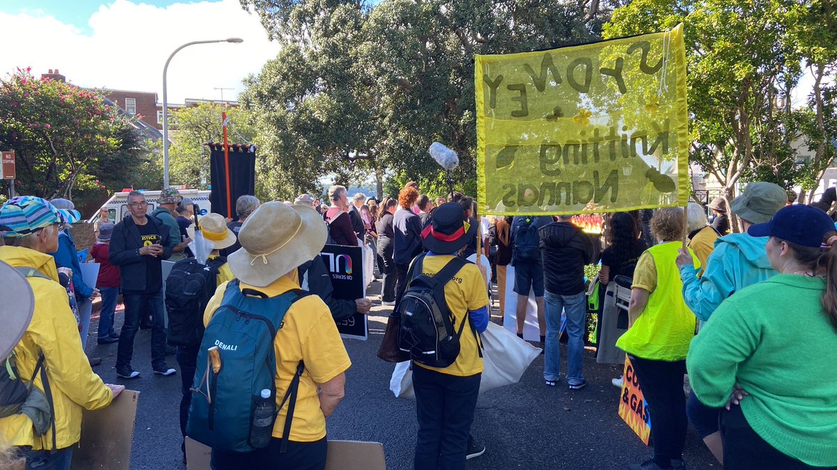 Amazing to see the passion for change on #ClimateJustice at @AlboMP ‘s place Kirribilli House 

Great to be there with
@MoveBeyondCoal 
@RisingTideAus 
@knitnannasSYD 
@350Australia 
@LockTheGate 
@stopadani 

I felt someone was missing? Albo?

#auspol

#nomorecoal 
#nomoregas