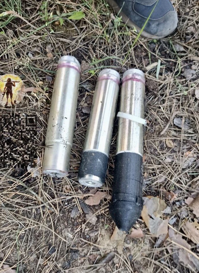 Ukraine is improvising Russian PTAB-1M anti-armor submunitions for use by FPV or bombing drones. 
This is a HEAT shaped-charge submunition that has had the original fuze system replaced by a MD-5 fuze, held in place by a printed adapter.