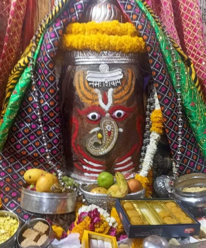 ।। जय श्री महाकाल ।।

ॐ त्र्यम्बक यजामहे सुगन्धिं पुष्टिवर्धन्म।
उर्वारुकमिव बन्धनामृत्येर्मुक्षीय मामृतात्।। 

श्री महाकालेश्वर ज्योतिर्लिंग, उज्जैन 
भस्म आरती एवं श्रृंगार दर्शन ||