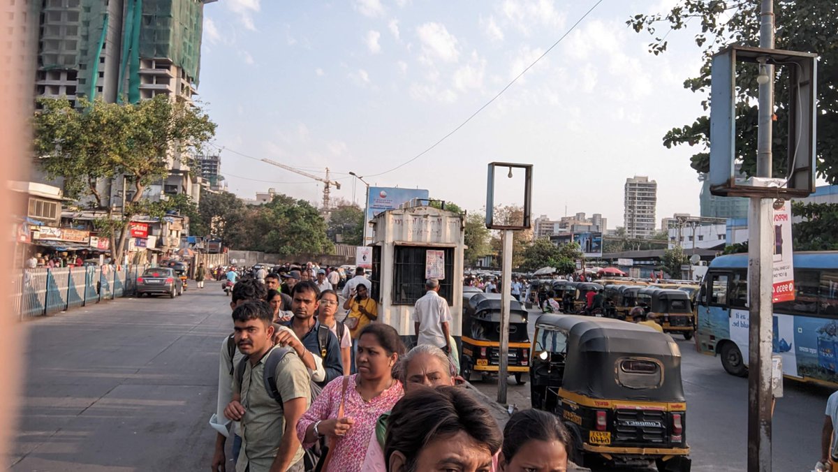 There is no excuse for a such a busy bus terminal to lack dignified infrastructure for waiting passengers. Unacceptable, especially with our relentless sun and heavy rains year-round. 📍 Borivali Station (E) #BusKaroYaar #LastMile