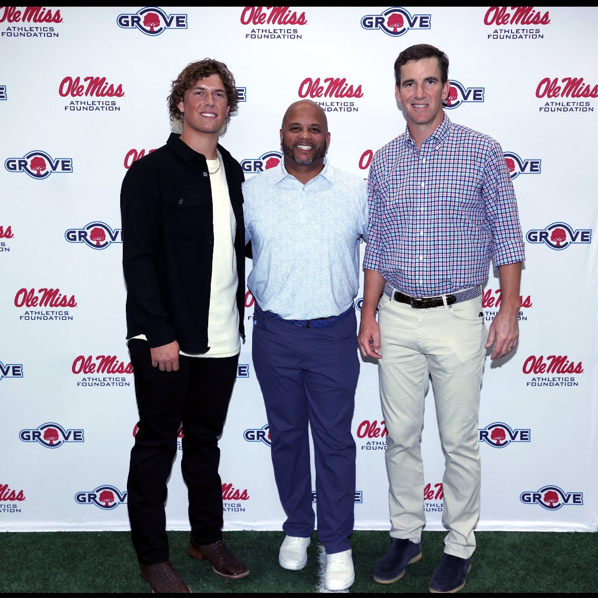 Great @grovecollectnil event last night…enjoyed learning more about QB1 and @OleMissFB legend Eli Manning! #HottyToddy #ComeToTheSip🔵🔴