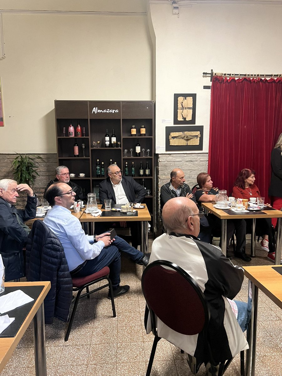 SomoselEquipo_'s tweet photo. Un café con Tabaré ☕️ Gracias a los vecinos y comerciantes de Ciudad Vieja que se sumaron para compartir sus inquietudes, dudas y consultas, su aporte es sumamente valioso para seguir avanzando. #votacolorado #liderazgoparacambio #tabarevierapresidente #lista152000 https://t.co/QDk4Z9JDlC