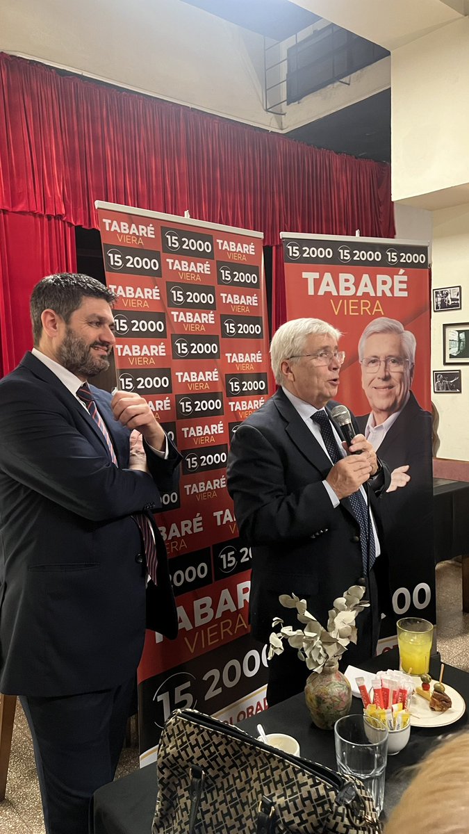 SomoselEquipo_'s tweet photo. Un café con Tabaré ☕️ Gracias a los vecinos y comerciantes de Ciudad Vieja que se sumaron para compartir sus inquietudes, dudas y consultas, su aporte es sumamente valioso para seguir avanzando. #votacolorado #liderazgoparacambio #tabarevierapresidente #lista152000 https://t.co/QDk4Z9JDlC