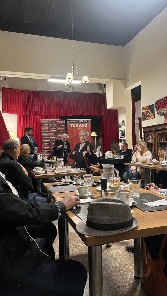 SomoselEquipo_'s tweet photo. Un café con Tabaré ☕️ Gracias a los vecinos y comerciantes de Ciudad Vieja que se sumaron para compartir sus inquietudes, dudas y consultas, su aporte es sumamente valioso para seguir avanzando. #votacolorado #liderazgoparacambio #tabarevierapresidente #lista152000 https://t.co/QDk4Z9JDlC