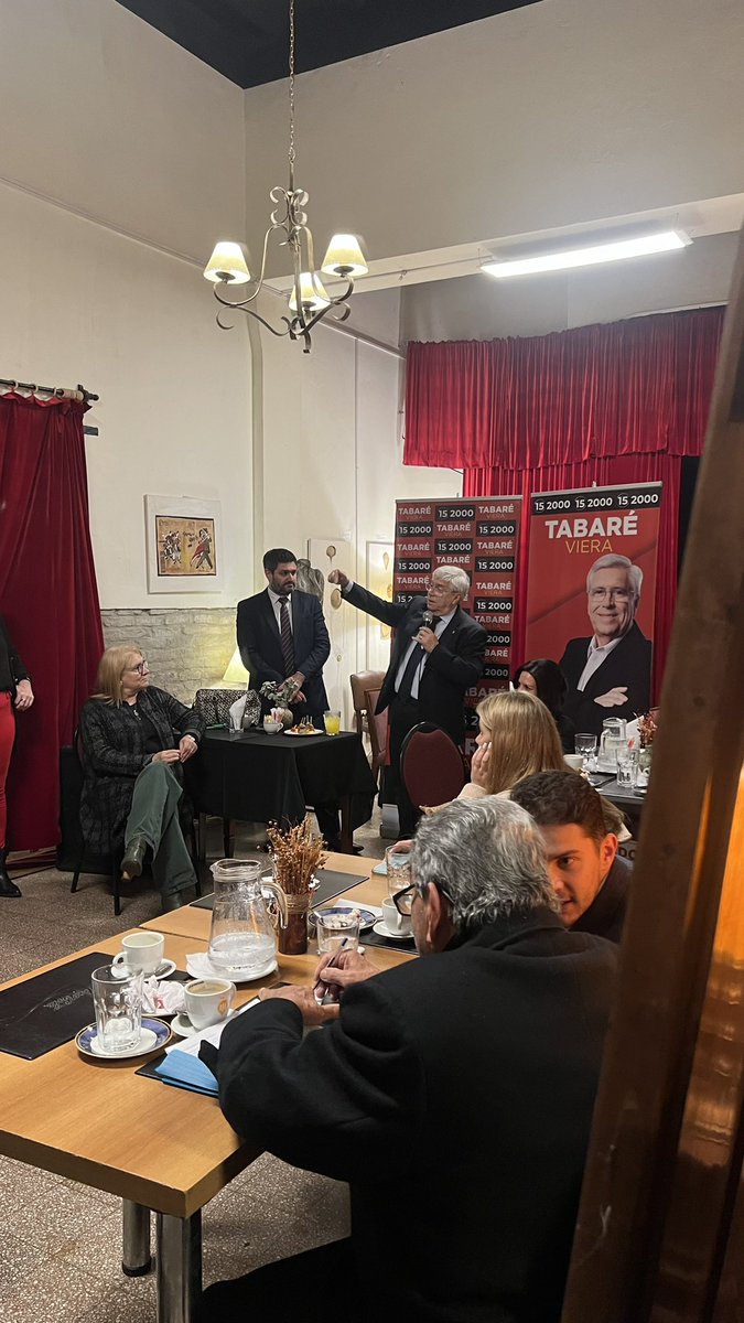 SomoselEquipo_'s tweet photo. Un café con Tabaré ☕️ Gracias a los vecinos y comerciantes de Ciudad Vieja que se sumaron para compartir sus inquietudes, dudas y consultas, su aporte es sumamente valioso para seguir avanzando. #votacolorado #liderazgoparacambio #tabarevierapresidente #lista152000 https://t.co/QDk4Z9JDlC