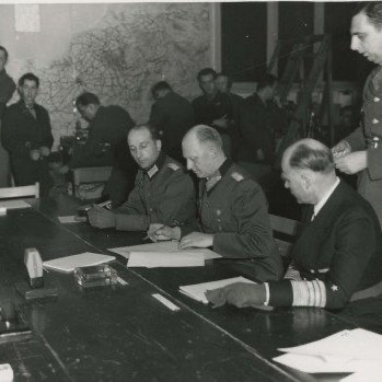 #OTD 1945: German officials unconditionally surrendered to the Allies in France. General Alfred Jodi signed the instrument of surrender at General Eisenhower's headquarters in Reims. ourdocuments.gov/doc.php?flash=…… #WWII #MilitaryHistory