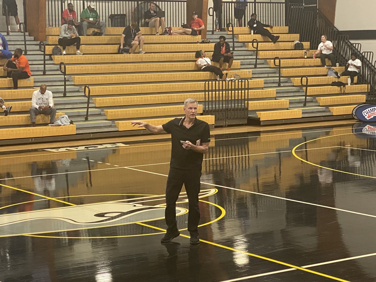 I had the honor of presenting the New GUN by Shootaway at the NABC clinic in Oglethorpe University in Atlanta this past weekend. The bells and whistles and tech updates are unbelievable! Live heatmaps with all the drills you would want already loaded for you!