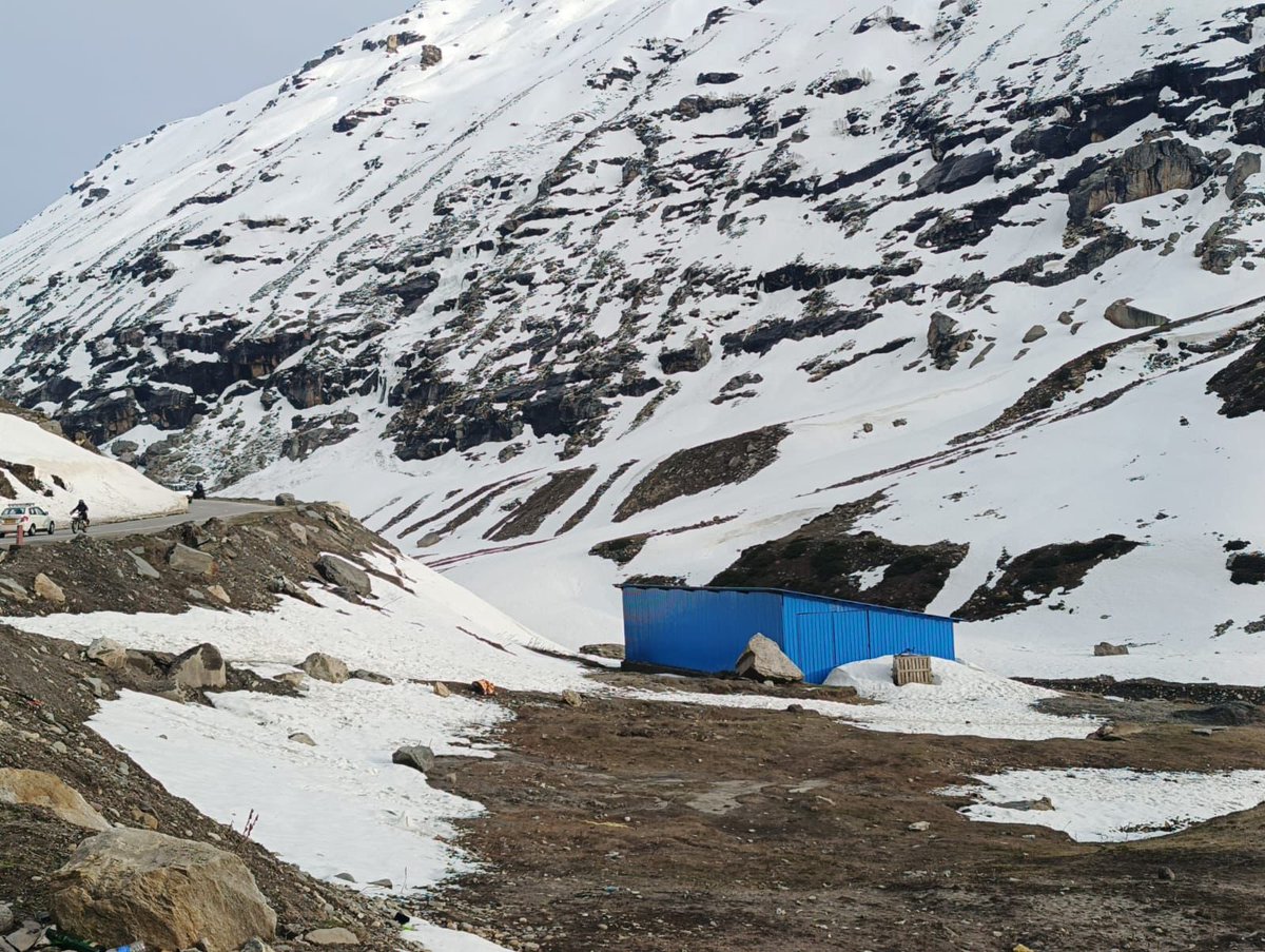 Waste management at most picturesque location 💚 weather is harsh & challenging to streamline solid waste at this altitude especially where tourism has increased 300% in last 3 years in lahaul (HP) Those who wish to volunteer for a longer term at this site please comment 🙏🏼