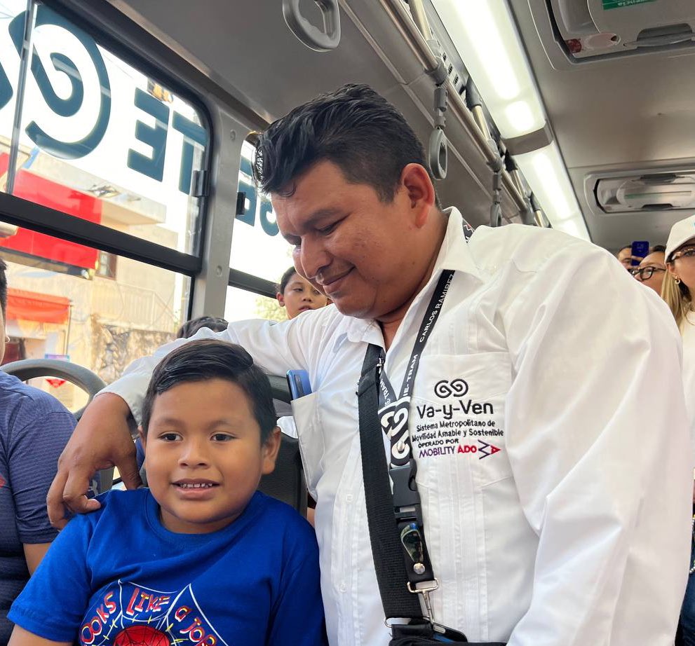 👋🏻Hoy les voy a contar lo que aprendió nuestro amiguito Carlos acompañado de su papá, que es un operador de transporte público en la #Biciescuela + #VaYVen 🚍🚲

Él, no solo aprendió en la biciescuela, si no, conoció la importancia del trabajo que realiza su papá a diario👍🏻🚍