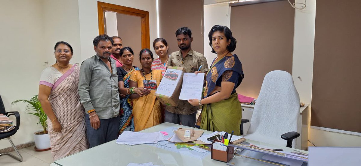 Low carbon mobility network , Nagpur:Waste pickers from Chikali , Kalamna area submit demand cards&application to hon Addl commissioner Mrs Achal Goyal &HOD transport dept, NMC for a bus stop &more no of busses 4 commuting frmChikali to pardhi, Burdi etc … @nmccommissioner