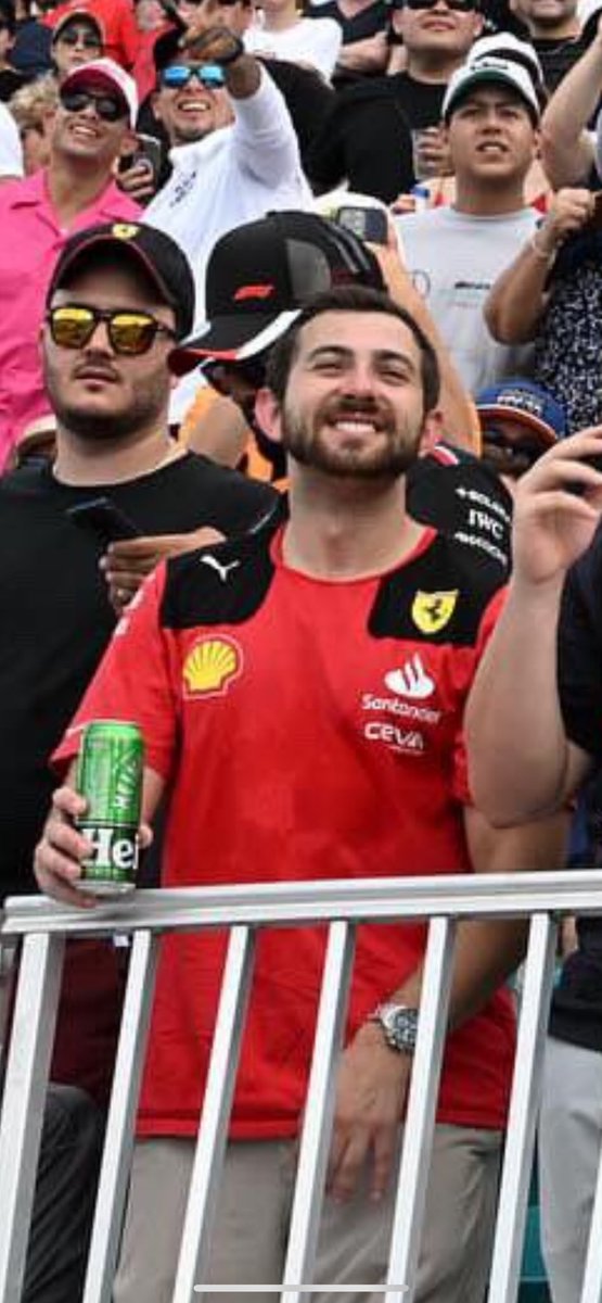 sugarplumsydd's tweet photo. @JaketSailboat @_edmparlays I aspire to be as happy as Bryan in this photo😂 https://t.co/itfZNHDeuH