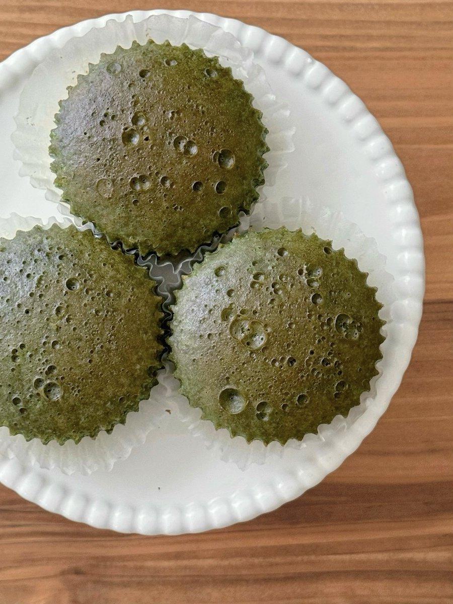 全国の抹茶大好き民へ。セブンの新作、抹茶蒸しパンを今日買って帰ってください...見た目少しキモくなるけど、トースターで表面こんがり焼くと外ｶﾘｯ中ほっかほか、抹茶のいい香りがぶわあ～～～っと広がって確実に幸せになれます。