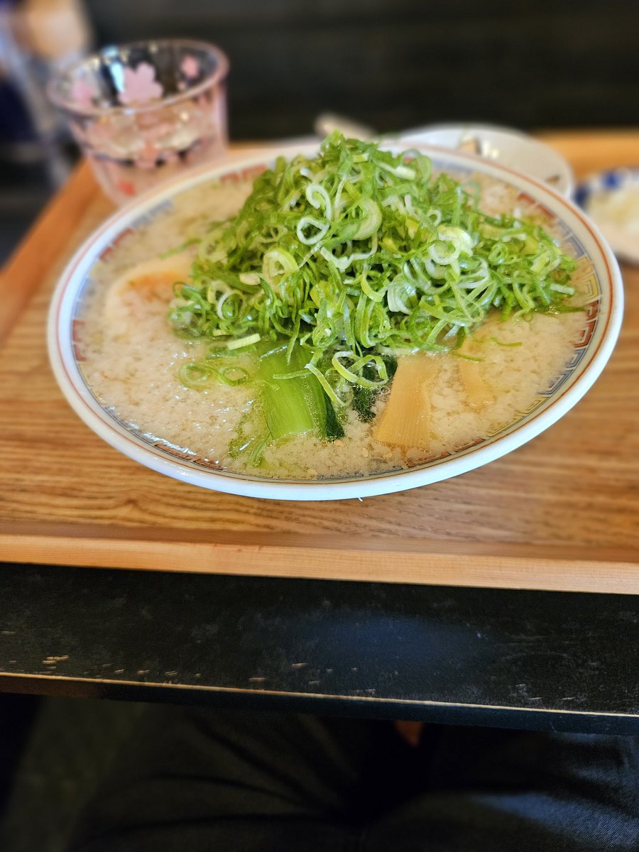 お昼ご飯に
麺'sキッチンririさんに
限定2
コテコテ塩中華そば
頂きました🍜
背脂いっぱいなのに
そんな油ぽくなくて
付け合せのニンニクと
コチュジャン？がマッチして
美味しかったです😋
因みに150円で九条ネギトッピング
できます！
是非！！

 #茨城
 #ラーメン
 #笠間
 #麺sキッチンriri