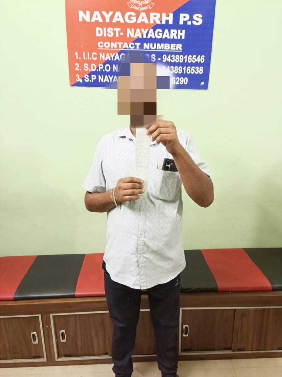 Using Mobile Phone while Driving invites Fine of Rs 5,000/- 

Yesterday, 4 Such irresponsible drivers were caught by Nayagarh PS and had to pay Rs 5,000/- fine for the act.

𝐃𝐫𝐢𝐯𝐞 𝐒𝐚𝐟𝐞 𝐁𝐞 𝐒𝐚𝐟𝐞.

@odisha_police
@igcrcuttack 
@OdishaCeo