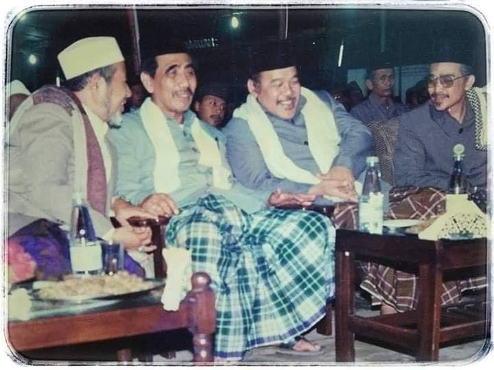 📸: KH. Ali Shodiq Umman (Ngunut)
KH. Maimoen Zubair (Sarang)
KH. Ahmad Idris Marzuqi (Lirboyo)
KH. Abdul Aziz Manshur (Paculgowang)

🌹اللهم صلي وسلم على سيدنا محمد وعلى اله وصحبه اجمعين🌹
Al-Fatihah...