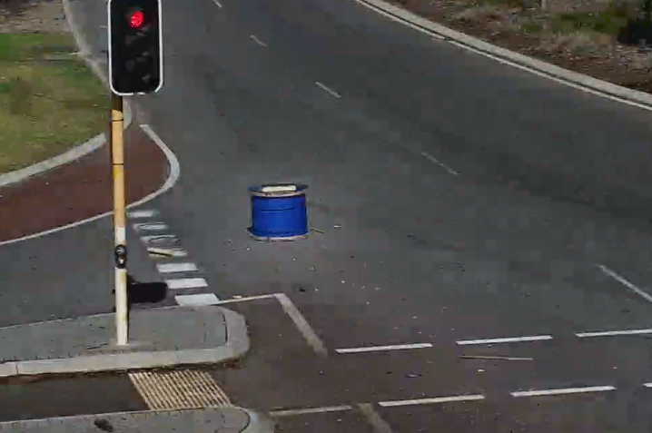 DEBRIS – WELSHPOOL ROAD EAST WESTBOUND AT HALE ROAD, WATTLE GROVE
Large roll of cable in left lane
No traffic delays, drive with caution ow.ly/x9BV50Rz79g #perthtraffic