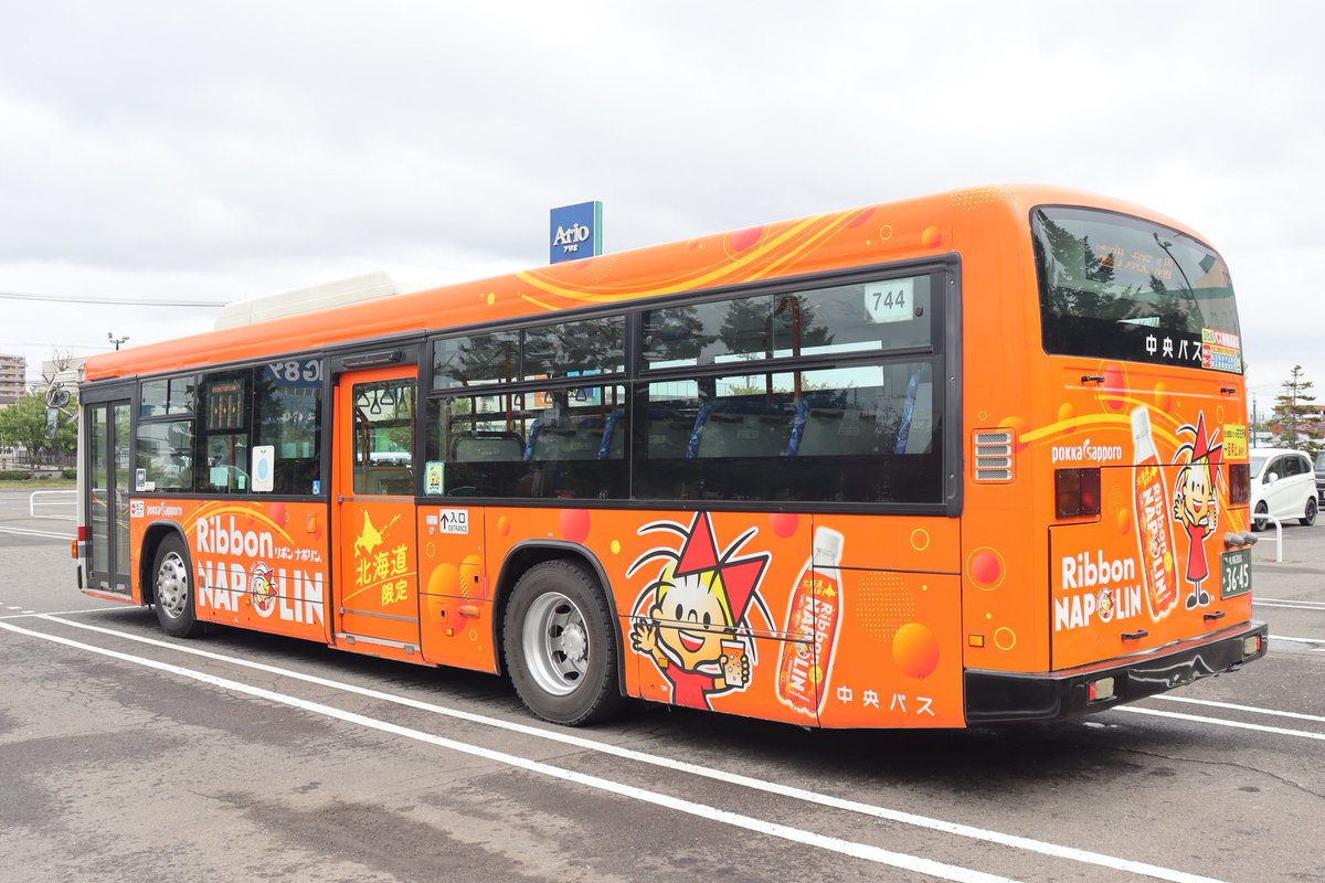 サッポロビール博物館で撮影した北海道中央バスのリボンナポリンのラッピングバス