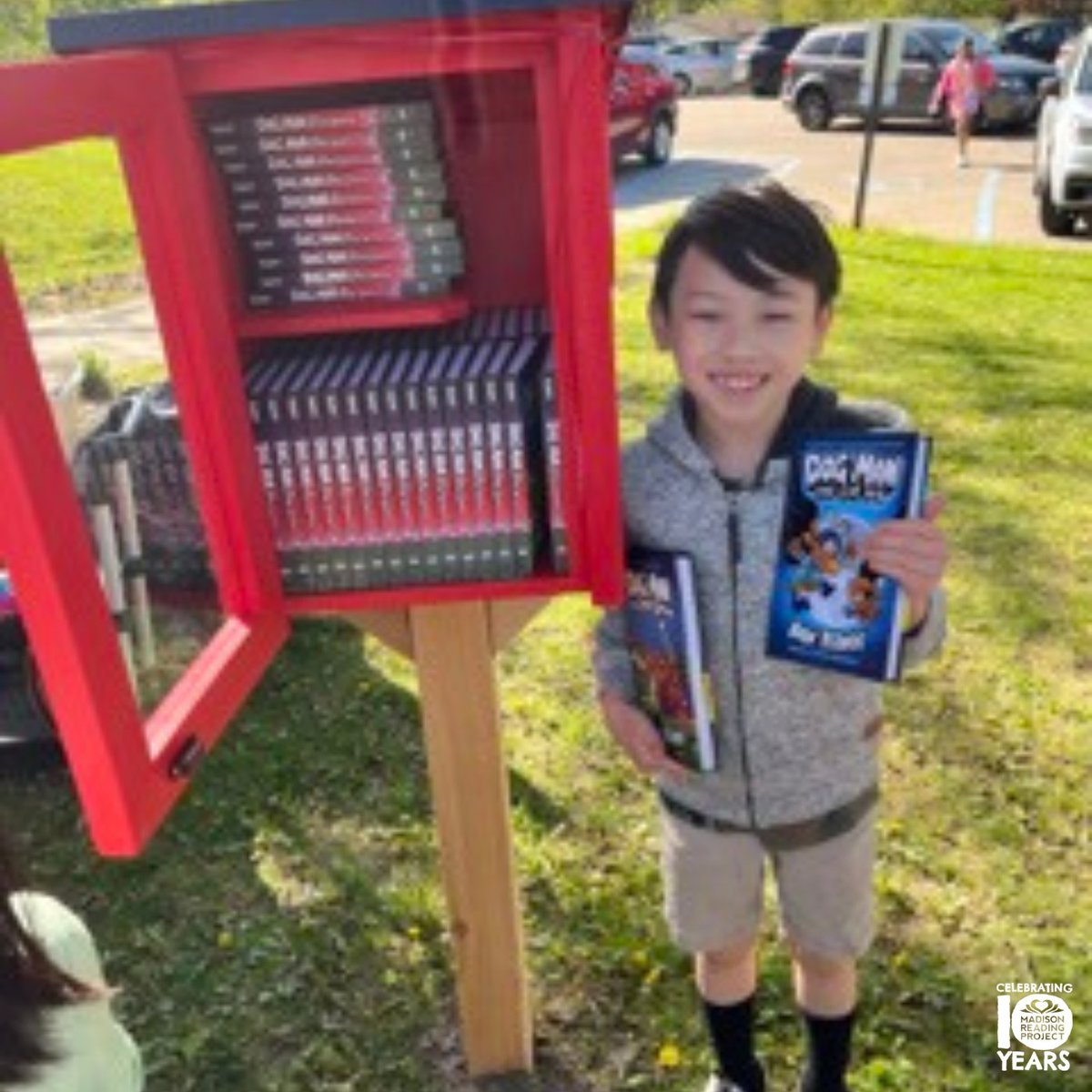 This kiddo from @madisonschools Lake View Elementary brought a pre-loved copy of Dogman to donate to the school's new Little Free Library!
@LtlFreeLibrary @Scholastic 📚📚📚
#LiteracyMatters #NewBookFeeling #MadisonReadingProject