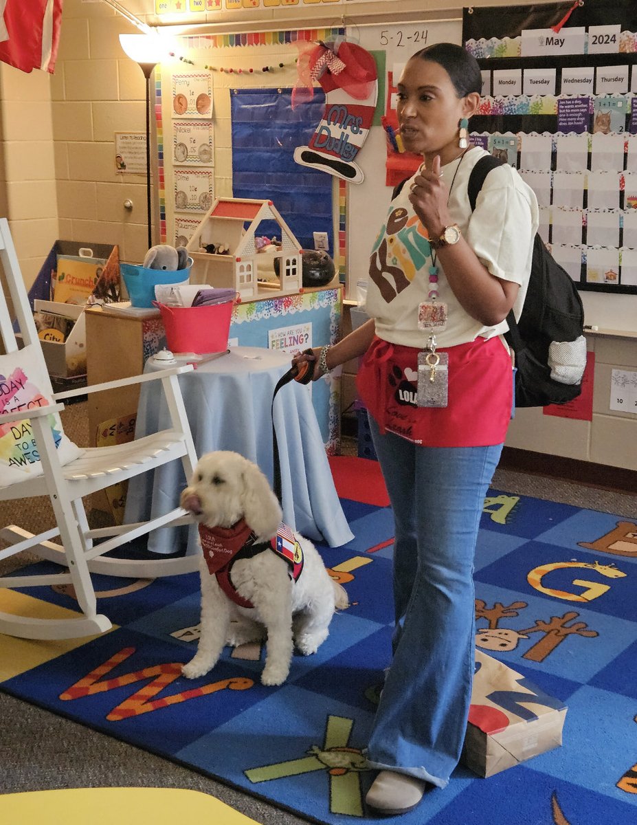 Canine Counselor Lola loved visiting her sweet kindergarten friends! 🐾❤️🦅⁦@mollyndudley⁩ ⁦@MelaniePessetti⁩ ⁦@HumbleISD_ESE⁩ ⁦@HumbleISD_FDN⁩